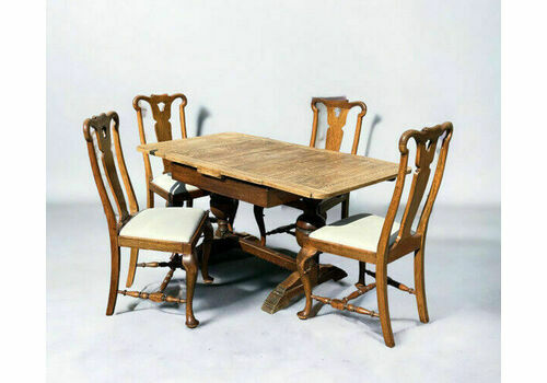 Edwardian Oak Draw Leaf Table And 4 Chairs.