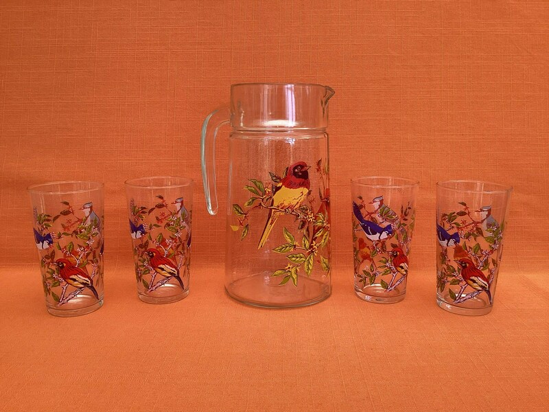 Lovely Arcoroc 5 Piece Set: 1 Large Jug + 4 Matching Tumblers In A Colourful Bird Design, Arcoroc France Pitcher And Glasses, Retro Arcoroc photo furniture