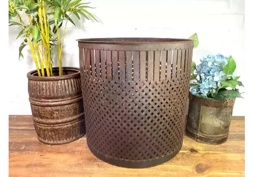 Rustic Hand Made Metal Lattice Basket Side Garden Table Plant Stand