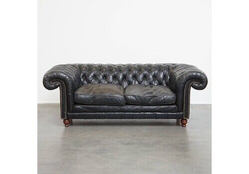 Comfortable Black Cowhide Chesterfield 2.5 Seater Sofa In English Style With A Beautiful Grained Appearance