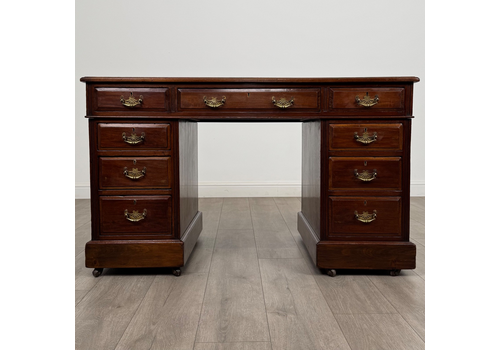 Antique 19th Century Good Quality Pedestal Desk In Mahogany