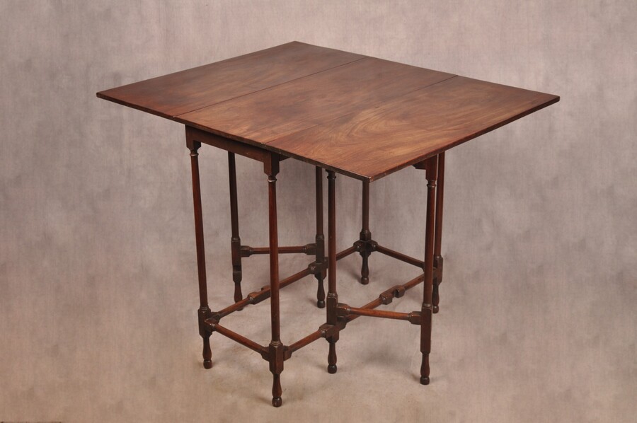 Small Spider Table Fine 18th Century Mahogany Spider Table | Vinterior