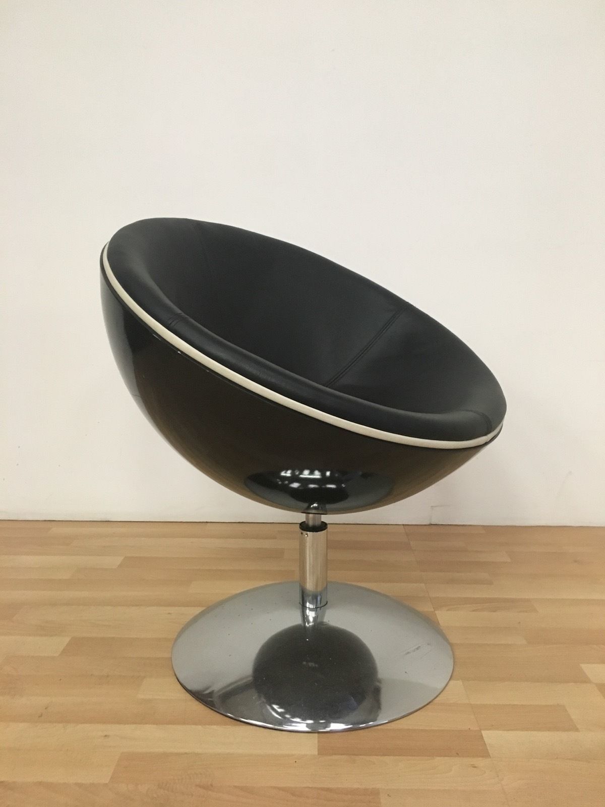 70s egg chair for sale on Vintage Retro Mid Century Compact Swivel Half Moon Egg Chair Vinterior