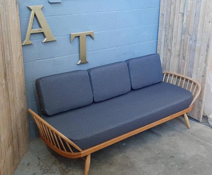 Fully Restored Beautiful Vintage Ercol Day Bed / Studio Couch Mid