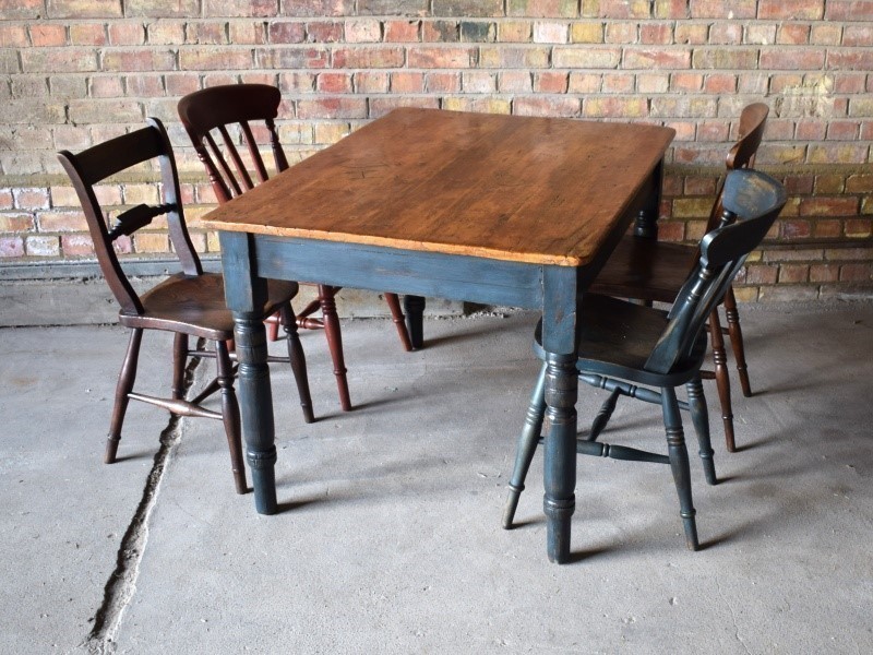 Old School Table & Chairs Vinterior