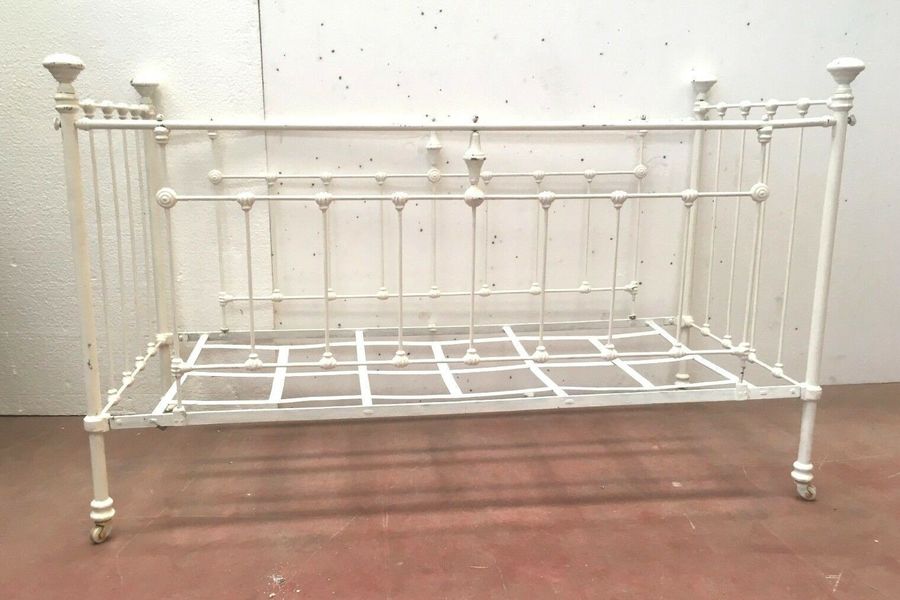 Crib In Cast Iron Bed With Bars Vinterior