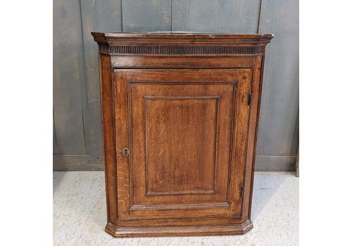 Late Georgian Antique Oak Corner Cupboard With Dentil Moulding & Shaped Shelves
